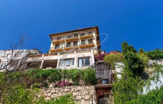 Belle Époque style building in Roquebrune-Cap-Martin, sea view, wooded grounds and swimming pool.