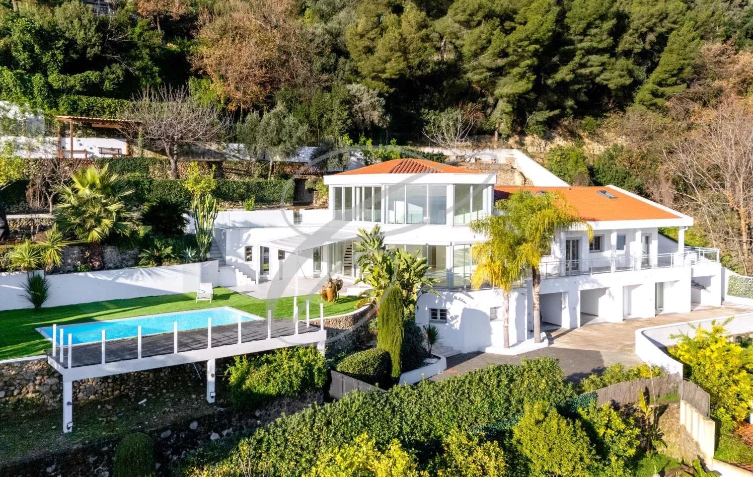 Modern villa in Roquebrune-Cap-Martin Modern villa with swimming pool and garden in Roquebrune-Cap-Martin, with sea views.
