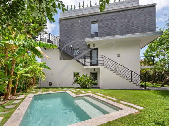 Renovated Californian villa with swimming pool and garden in Roquebrune-Cap-Martin.