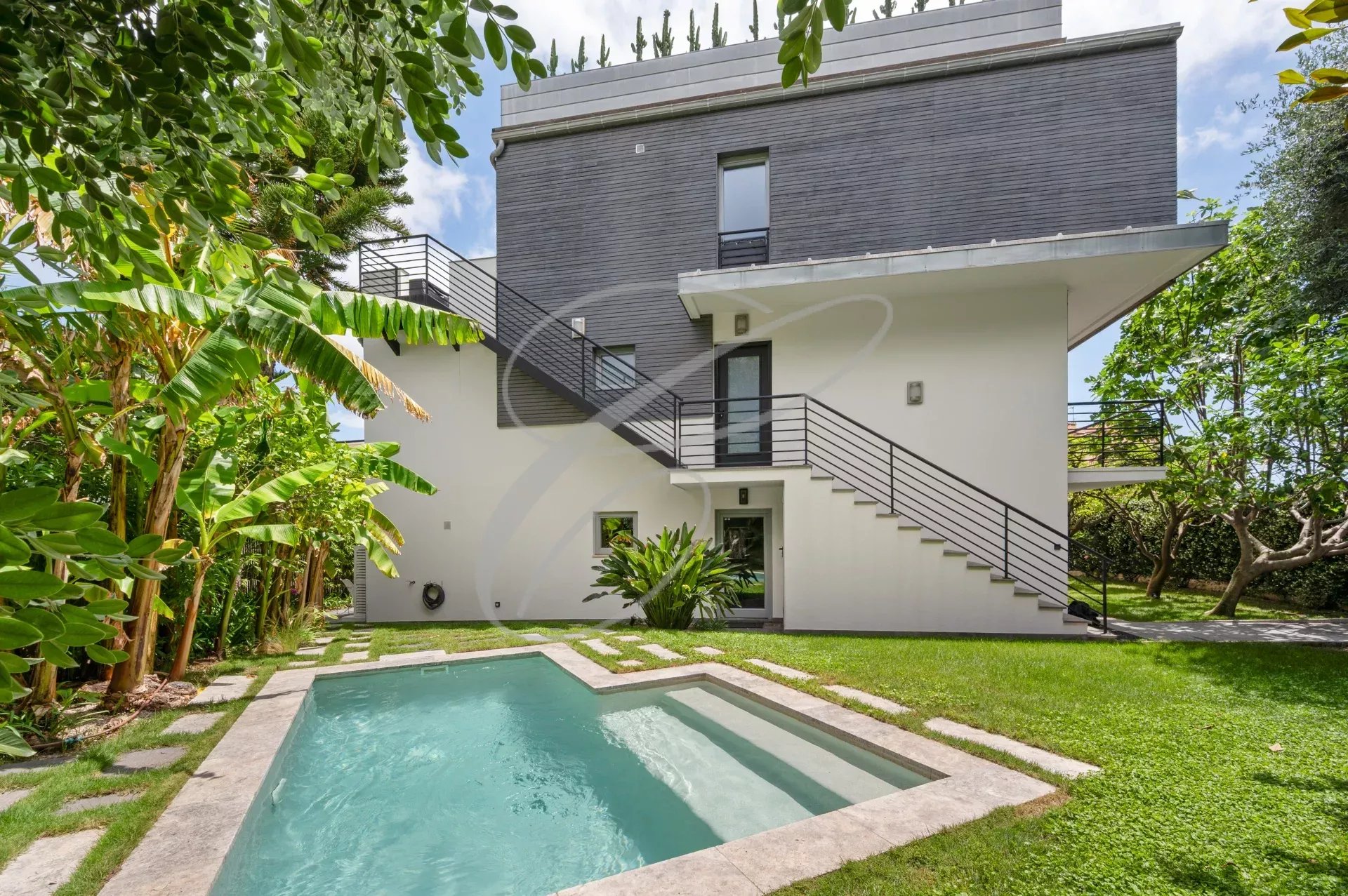 Renovated Californian villa with swimming pool and garden in Roquebrune-Cap-Martin.