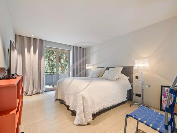 Room in a renovated villa with double bed, television and access to a balcony.