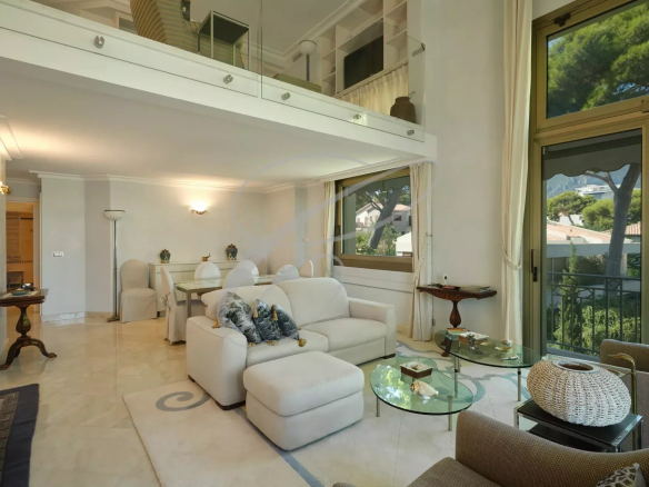 Intérieur d'un appartement en duplex à Roquebrune-Cap-Martin avec salon lumineux et mobilier moderne.