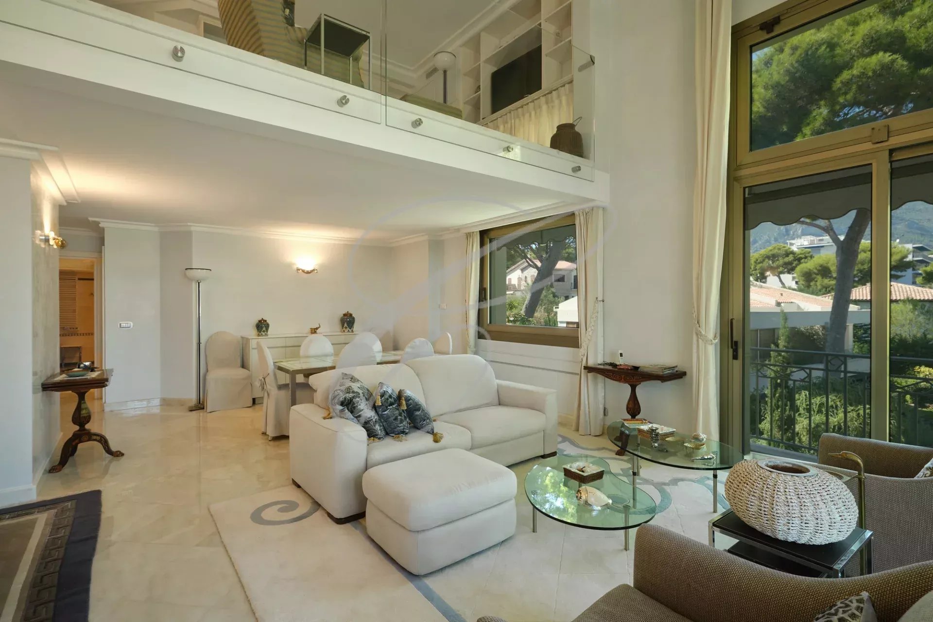 Intérieur d'un appartement en duplex à Roquebrune-Cap-Martin avec salon lumineux et mobilier moderne.