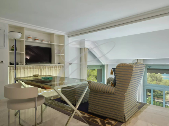 Intérieur d'un appartement de luxe à Roquebrune-Cap-Martin avec vue sur la mer.