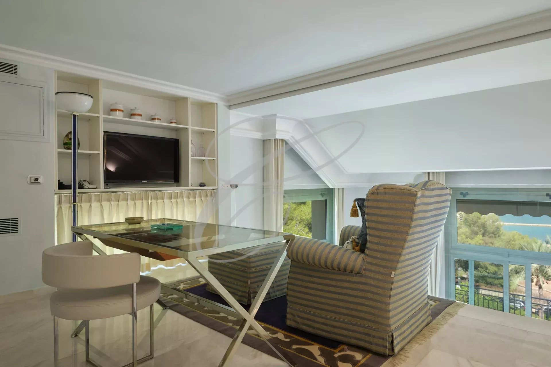 Intérieur d'un appartement de luxe à Roquebrune-Cap-Martin avec vue sur la mer.