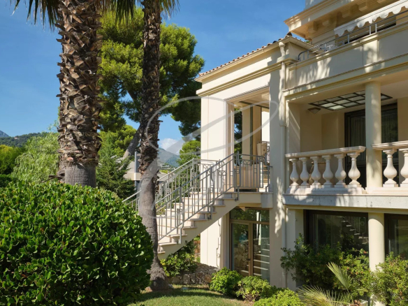 Vue extérieure d'une résidence de luxe avec escaliers et jardin à Roquebrune-Cap-Martin.