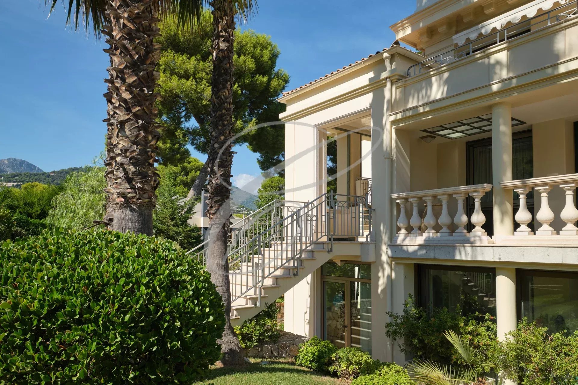 Vue extérieure d'une résidence de luxe avec escaliers et jardin à Roquebrune-Cap-Martin.