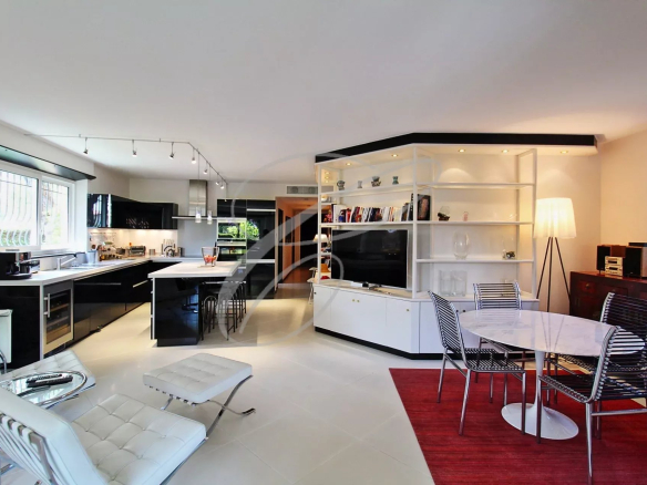 Intérieur d'un appartement moderne avec cuisine américaine et salon, mobilier contemporain