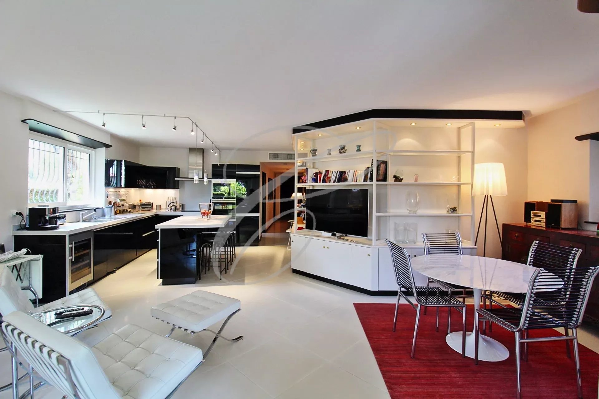 Appartement moderne à Roquebrune-Cap-Martin Intérieur d'un appartement moderne avec cuisine américaine et salon, mobilier contemporain