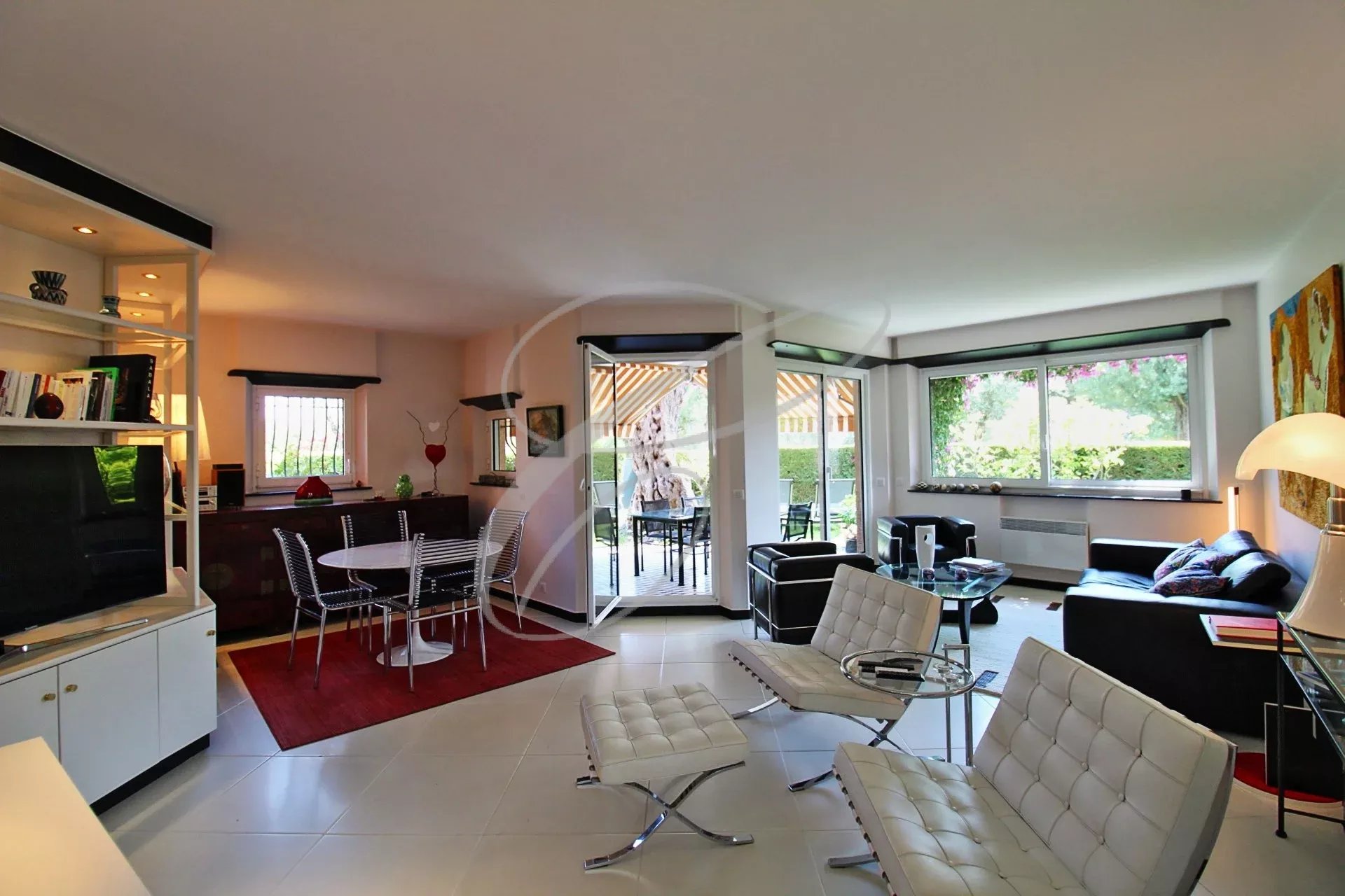 Appartement de luxe à Cap Martin Intérieur d'un appartement de luxe avec salon, cuisine américaine et accès au jardin.