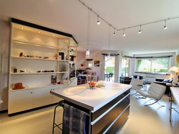 Cuisine moderne avec îlot central dans un appartement de luxe à Roquebrune-Cap-Martin.