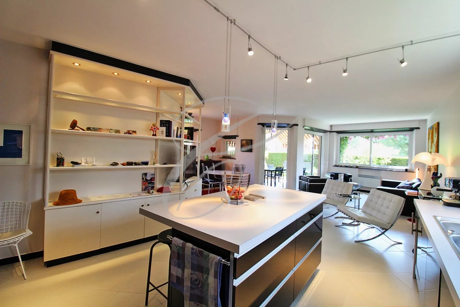 Cuisine d’un appartement à Cap Martin Cuisine moderne avec îlot central dans un appartement de luxe à Roquebrune-Cap-Martin.