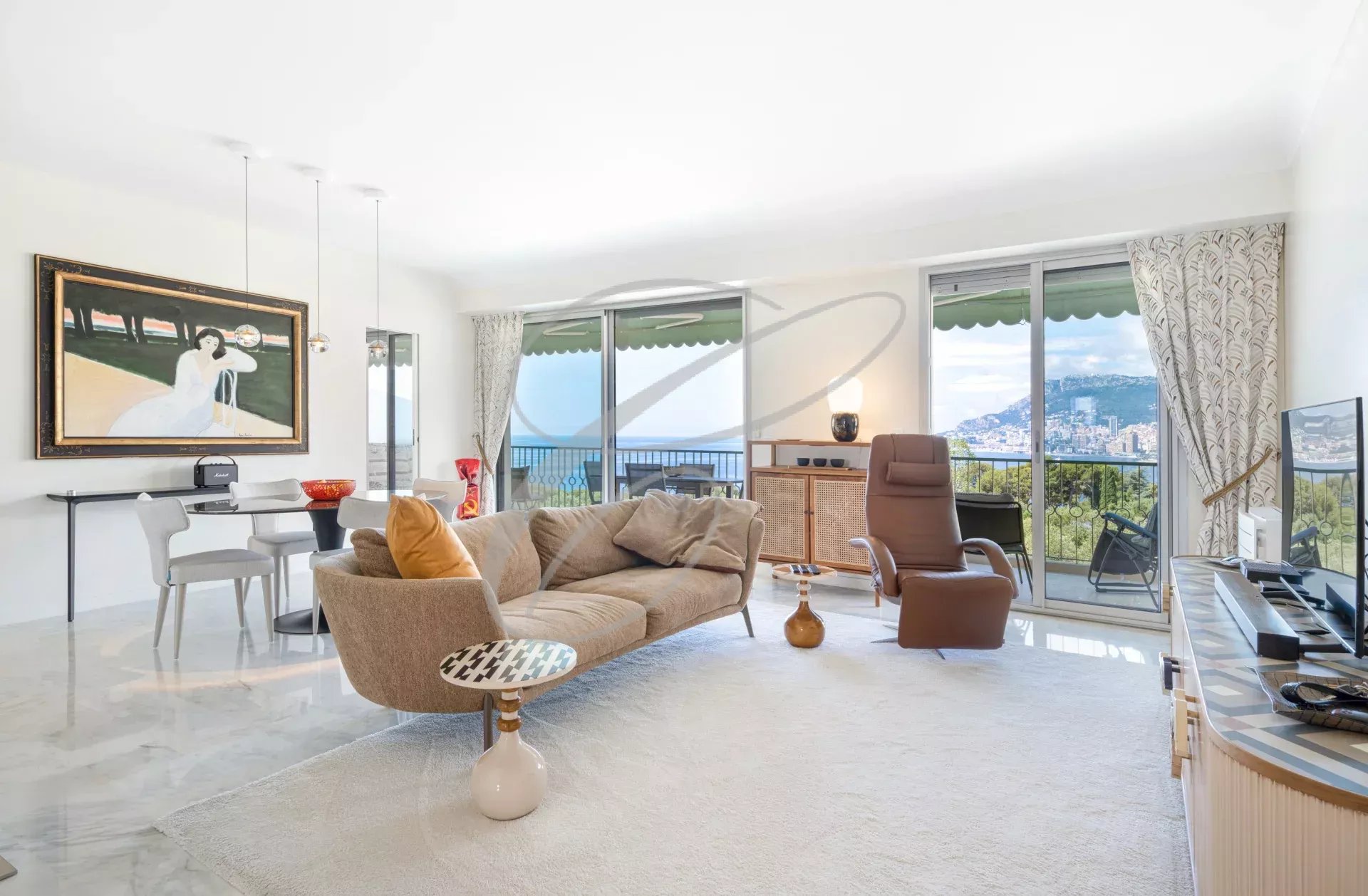 Intérieur d'un appartement spacieux avec vue sur la mer et Monaco, salon lumineux et moderne.