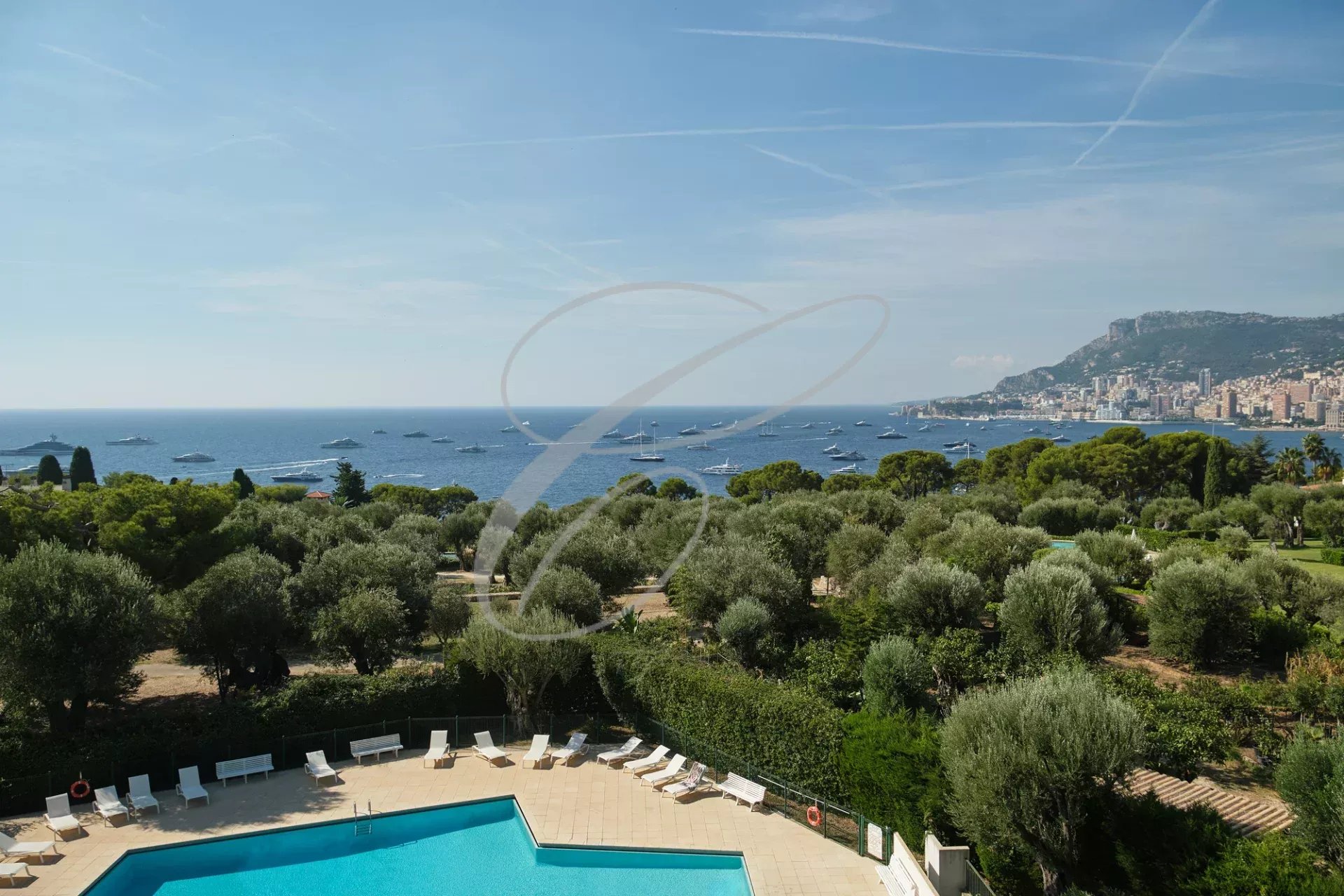 Vue panoramique sur la mer et Monaco depuis une résidence avec piscine à Roquebrune-Cap-Martin.
