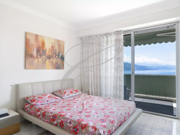 Chambre avec lit double et vue sur la mer à Roquebrune-Cap-Martin.
