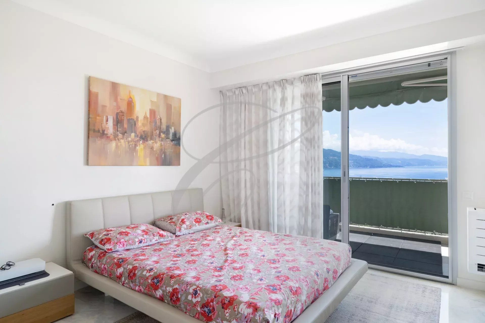 Chambre avec lit double et vue sur la mer à Roquebrune-Cap-Martin.
