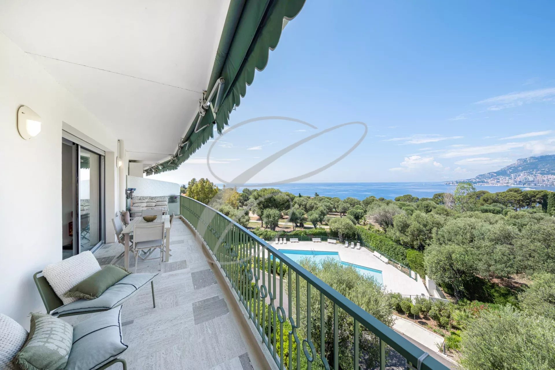 Balcon d'un appartement avec vue panoramique sur la mer et Monaco, piscine en contrebas.