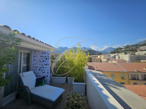 Terrasse d'un appartement avec vue dégagée sur la ville et les montagnes à Menton.