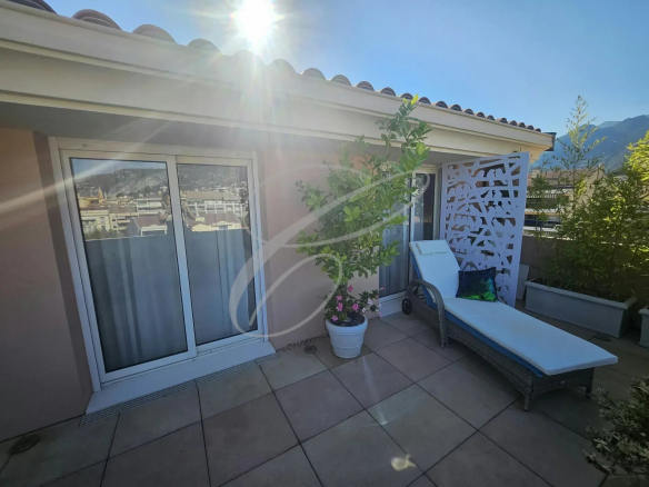 Terrasse d'un appartement rénové avec vue dégagée, Menton