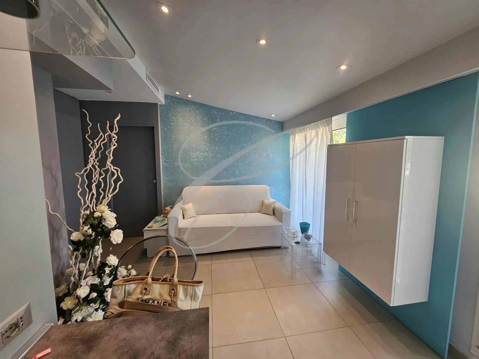 Intérieur d'un appartement rénové avec un salon lumineux et moderne, décoré de manière élégante.