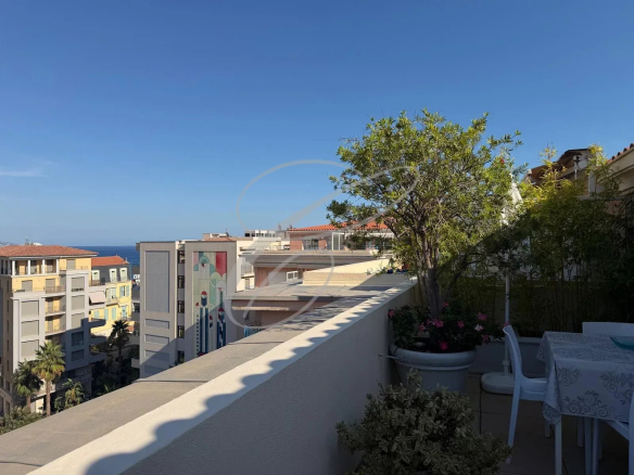 Terrasse d'un appartement avec vue sur la mer et la ville à Menton.