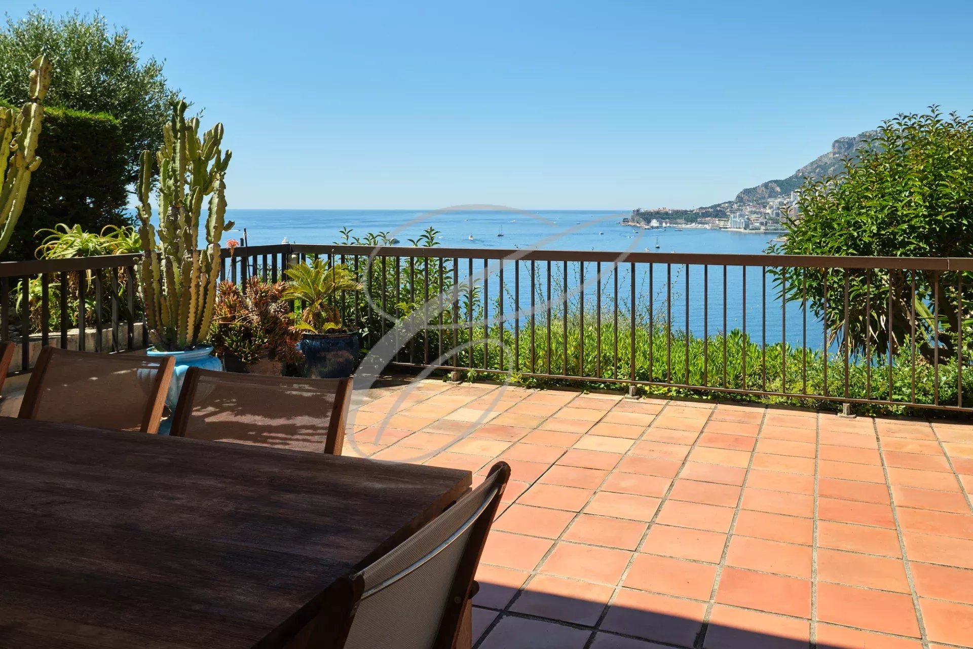 Appartement avec vue panoramique à Roquebrune-Cap-Martin Terrasse avec vue sur la mer et Monaco, entourée de verdure à Roquebrune-Cap-Martin.