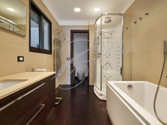 Salle de bains moderne avec douche et baignoire