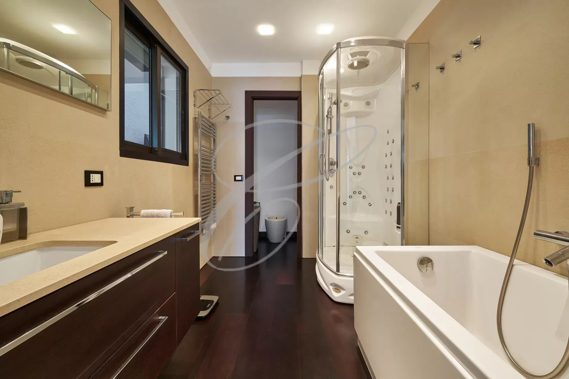 Salle de bains d’un appartement à Roquebrune-Cap-Martin Salle de bains moderne avec douche et baignoire