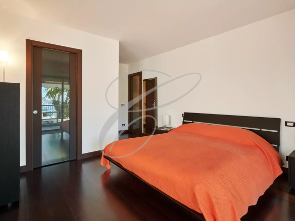 Chambre avec lit double et accès à une terrasse, décor moderne à Roquebrune-Cap-Martin.