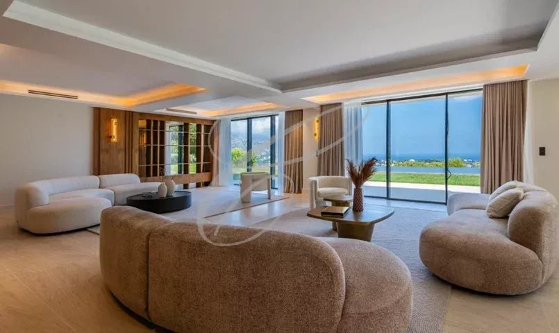 Intérieur d’une villa à Nice Intérieur d'une villa luxueuse avec un salon spacieux et lumineux, vue sur la mer.