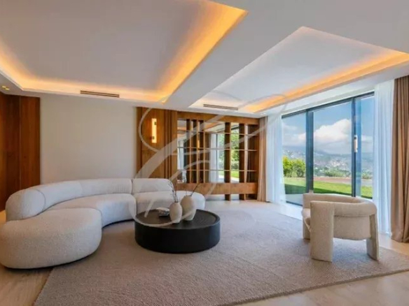Intérieur d'une villa moderne à Nice avec un salon lumineux et un accès à l'extérieur.