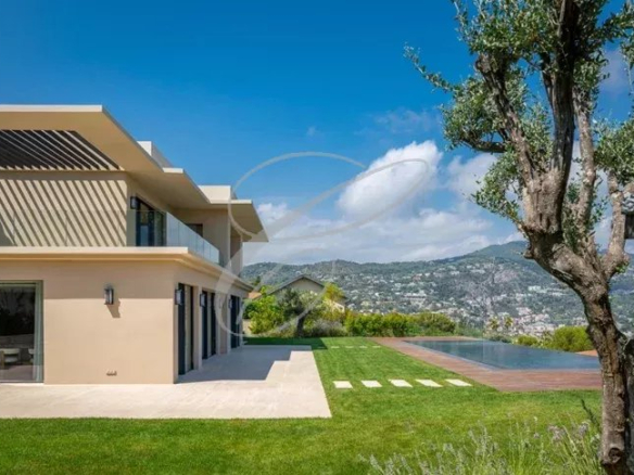 Villa moderne avec piscine et jardin à Nice, vue sur les montagnes et la mer.