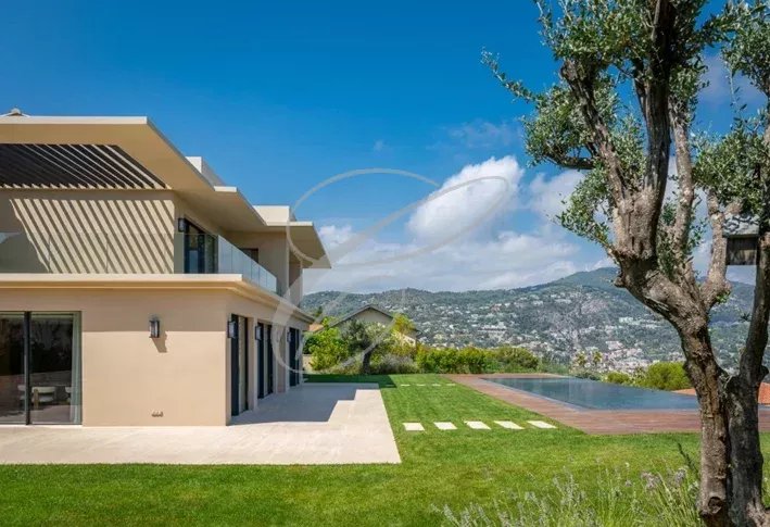 Luxueuse villa à Nice Villa moderne avec piscine et jardin à Nice, vue sur les montagnes et la mer.