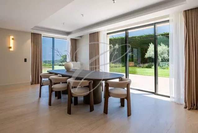 Intérieur d’une villa à Nice Intérieur d'une villa à Nice avec une salle à manger lumineuse et vue sur le jardin.