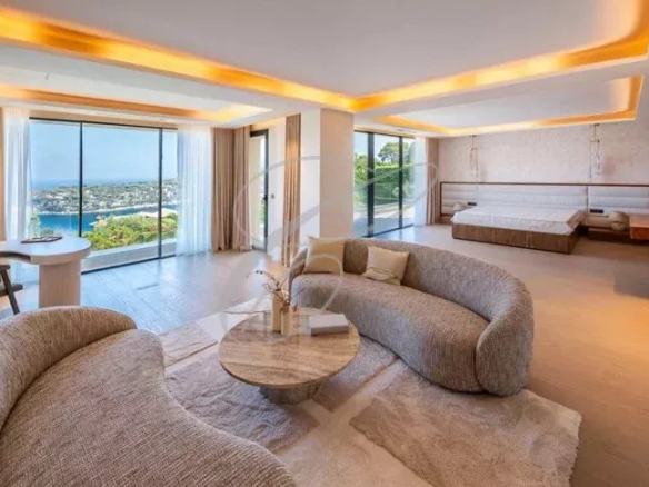 Intérieur d'une villa luxueuse à Nice avec vue sur la mer, mobilier moderne et lumineux.