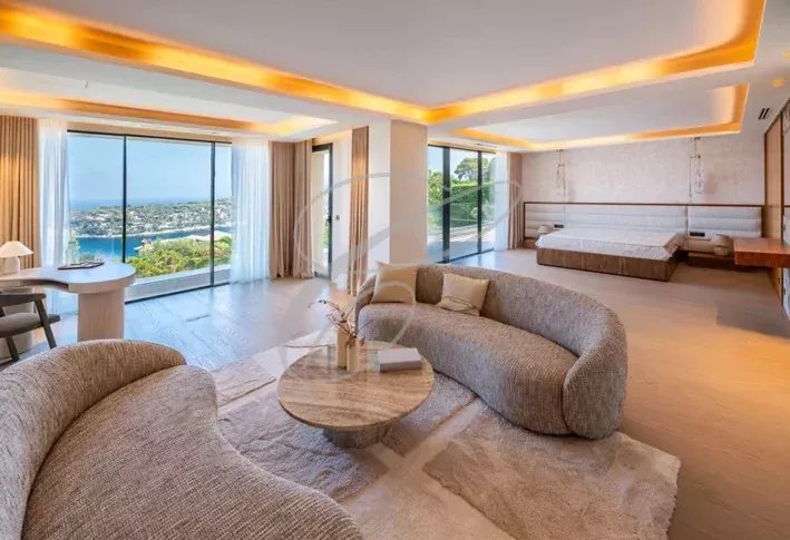 Intérieur d’une villa à Nice Intérieur d'une villa luxueuse à Nice avec vue sur la mer, mobilier moderne et lumineux.