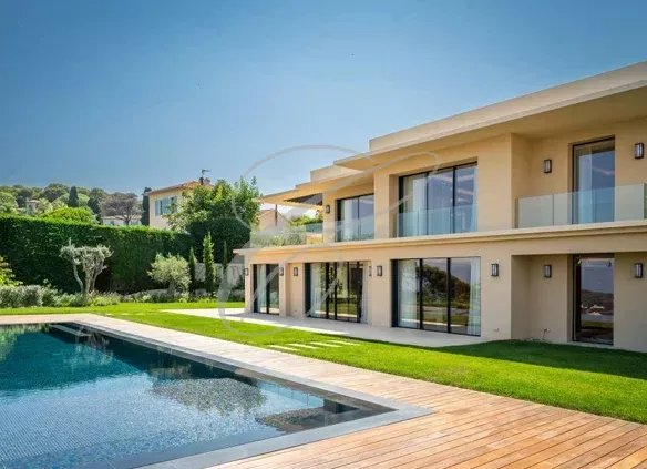 Villa moderne avec piscine et jardin paysager à Nice, vue sur la mer et les montagnes.