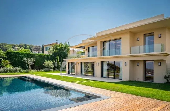 Luxueuse villa à Nice Villa moderne avec piscine et jardin paysager à Nice, vue sur la mer et les montagnes.