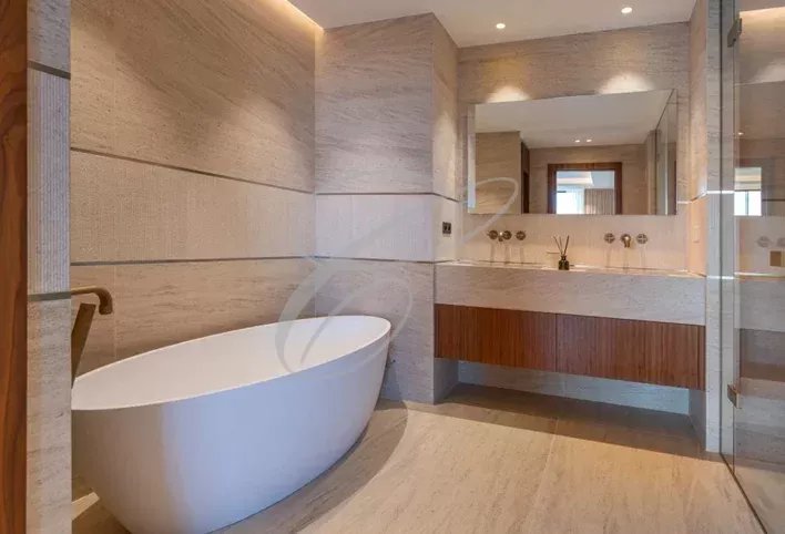 Salle de bain de luxe Salle de bain moderne avec baignoire et meuble en bois.