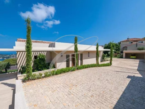 Villa moderne avec jardin paysager et piscine à Nice, vue sur mer et montagnes.