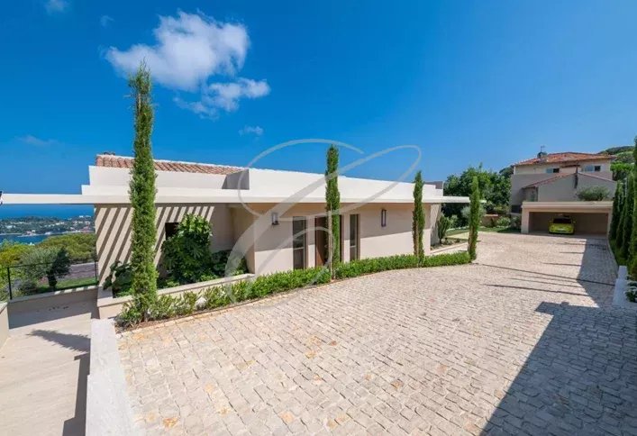 Luxueuse villa à Nice Villa moderne avec jardin paysager et piscine à Nice, vue sur mer et montagnes.