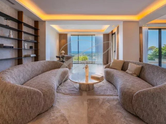 Intérieur d'une villa luxueuse à Nice avec un salon spacieux et vue sur la mer.