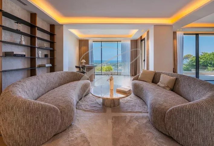 Intérieur d’une villa à Nice Intérieur d'une villa luxueuse à Nice avec un salon spacieux et vue sur la mer.