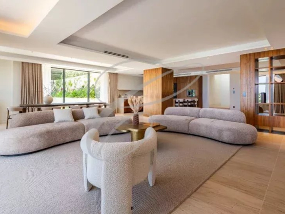 Intérieur d'une villa luxueuse avec un salon spacieux et moderne à Nice.