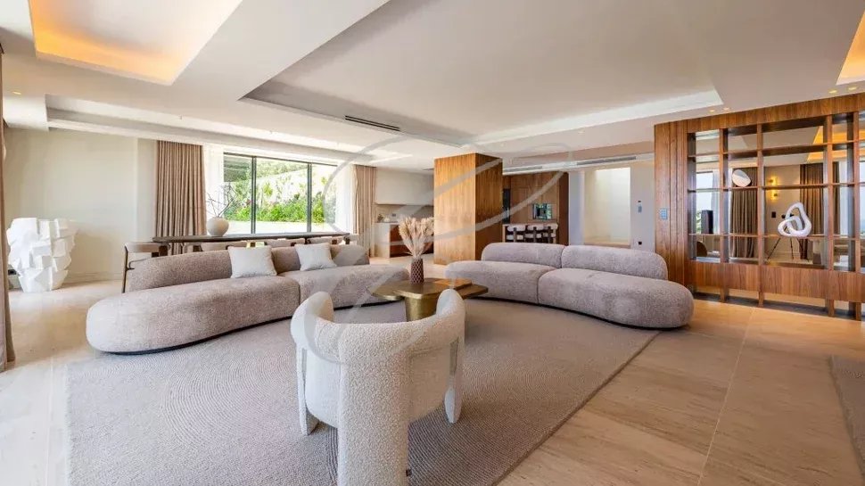 Intérieur d’une villa à Nice Intérieur d'une villa luxueuse avec un salon spacieux et moderne à Nice.