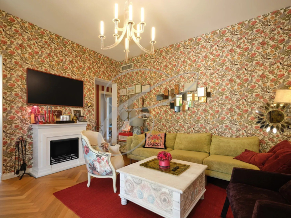 Intérieur d'une villa à Roquebrune-Cap-Martin avec un salon décoré de papier peint floral.