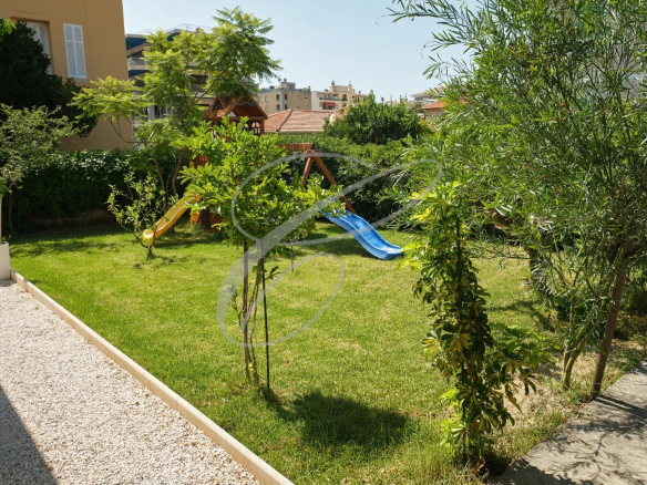 Jardin ensoleillé avec toboggans et espace vert à Roquebrune-Cap-Martin.