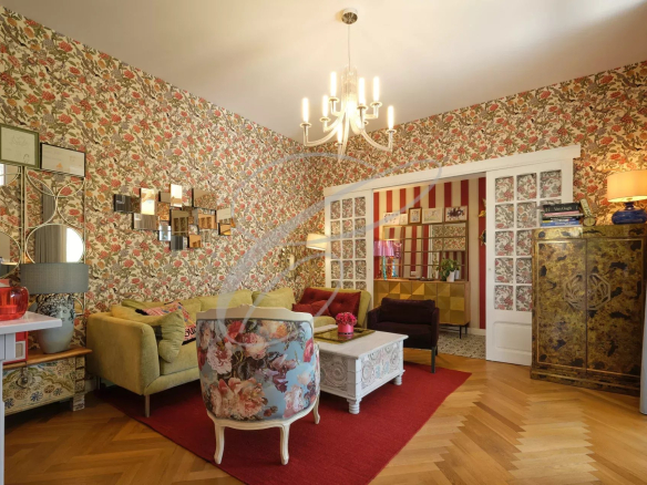 Intérieur d'une villa à Roquebrune-Cap-Martin avec un salon décoré de motifs floraux et un éclairage élégant.