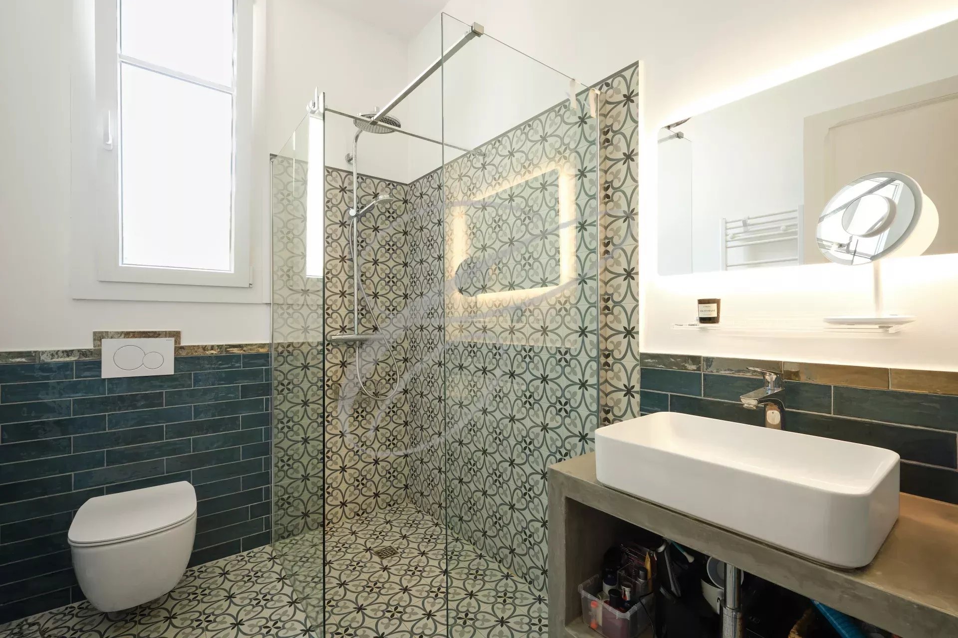Salle de bain de la villa à Roquebrune-Cap-Martin Salle de bain moderne avec douche à l'italienne et carrelage décoratif.