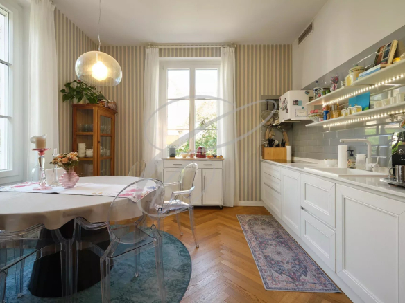 Cuisine moderne avec table à manger et chaises transparentes dans une villa à Roquebrune-Cap-Martin.